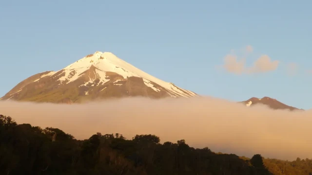 Am Abend – Mt. Taranaki lässt die Hüllen fallen.