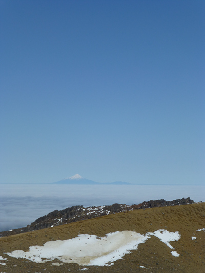 Hatten wir schon mal: Mt. Taranaki aus 130km Entfernung.