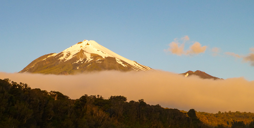 Am Abend – Mt. Taranaki lässt die Hüllen fallen.
