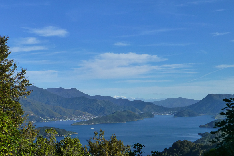 Blick über den Queen Charlotte Sound nach Picton und Waikawa