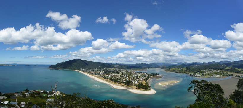 Ausblick vom Mt. Paku über den Hafen von Tairua bei Ebbe.