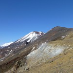 Von hinten nach vorn: Mt. Ruapehu, Mt. Ngauruhoe, Roter Krater, Wasser/H2S-Dampf.