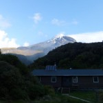 Mt. Taranaki am Abend hinter der Holly Hut.