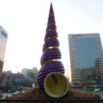 Am Cheonggye Platz: Kein Weihnachtsbaum, sondern Kunst die da immer steht.