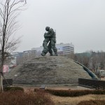 Statue der zwei Brüder vor dem Kriegsmuseum.
