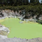 Schwefelreiches Wasser im Devil's Bath Crater in Wai-O-Tapu.