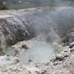 Hinten rechts: Schwefel im Sulfur Cave Crater in Wai-O-Tapu.