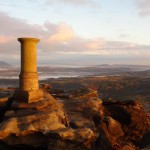 Die Vermessungssäule auf dem Zschirnstein in der Abendsonne.