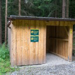 Schuppen mit Toilette, Wassertank und Holzlager