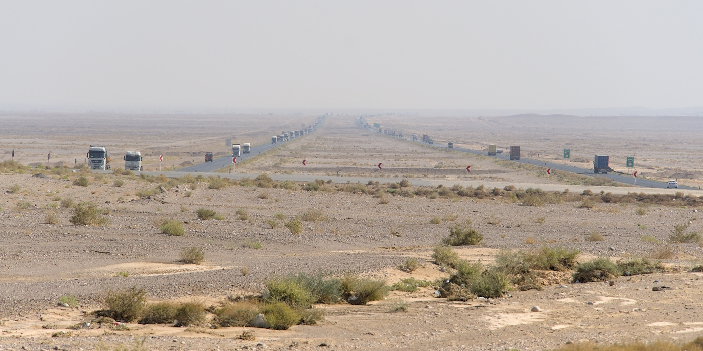 unzählige LKWs in der Wüste